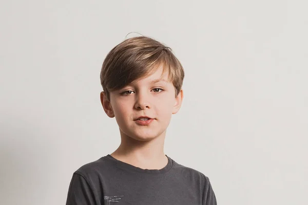 Portret Ładny Chłopiec Mówi Coś Patrząc Kamery Ciemno Szara Koszula — Zdjęcie stockowe