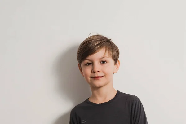 Portret Zbliżenie Uśmiechający Się Ładny Chłopiec Szara Koszula Opierając Się — Zdjęcie stockowe