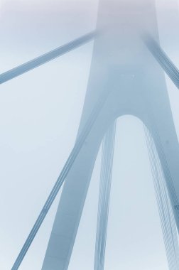 Gizemli şehir duygu veriyor Sisli havalarda metal suşları üzerinde büyük köprü inşaatı. Poster ya da kitap kapak konsepti