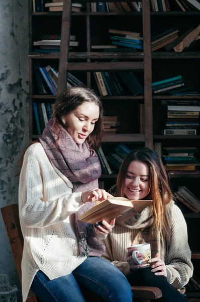 Genç Öğrenci Kız Arkadaşlar Kitaplığındaki Bir Kitap Konuşuyor Gülüyor Eğleniyor — Stok fotoğraf