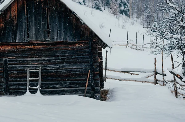木製ストア家冬の田舎山の風景は雪 霧の背景の森林で覆われています 絵のような平和な冬景色のヨーロッパのリゾートの場所 — ストック写真