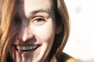 Kestane Güzellik Portresi güneşli bir gün, doğal makyaj genç kadının duydum. Sokak moda, gerçek gülümseme. Güzel bak, çilli deri. Görünümü kapatın. Duygu, kopyalama, devlet akıl kavramı