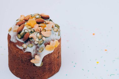 Delicious fırından yeni çıkmış Paskalya kek beyaz arka plan