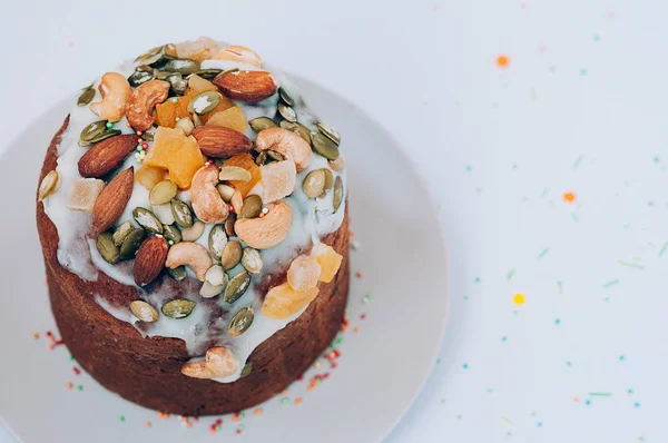 Osterkuchen mit Zuckerguss, Nüssen und kandierten Früchten lizenzfreie Stockfotos