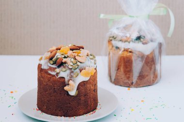 Paskalya kek, fındık krema ile dekore edilmiş ve meyve şekerlenmiş