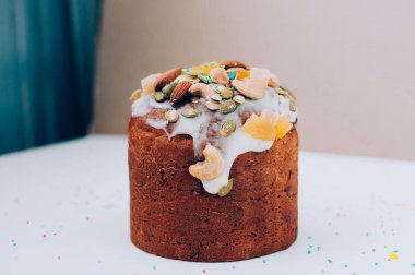 Paskalya kek, fındık, meyve şekerlenmiş buzlanma ile dekore edilmiş