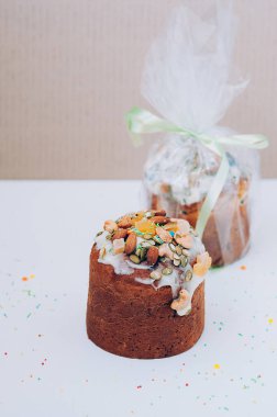 Paskalya kek, fındık, meyve şekerlenmiş buzlanma ile dekore edilmiş