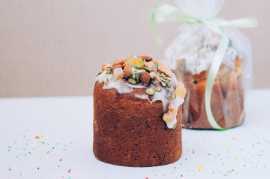 Taze pişmiş vejetaryen Paskalya pastaları satışa hazır