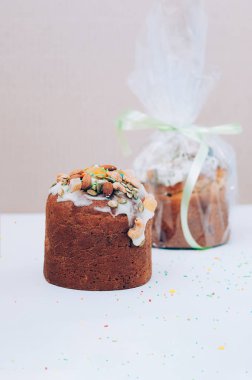 Paskalya kek, fındık, meyve şekerlenmiş buzlanma ile dekore edilmiş