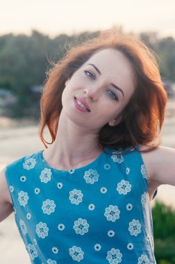 güzel kız gerçekten gülümseyen, dans, açık yaz