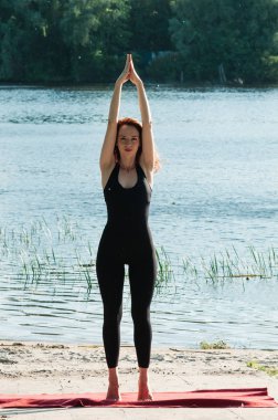 uygun güzel kız uygulama yoga açık havada