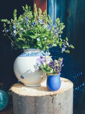 Ahşap arka plan üzerinde vazo mavi alan çiçekleri