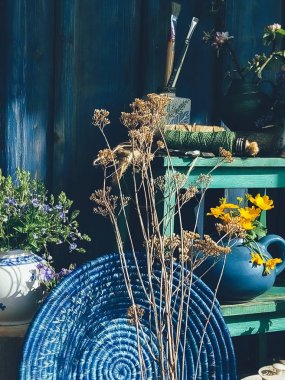 Natürmort çiçek kompozisyonmavi renk