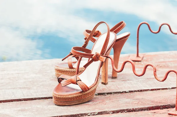 Винтажные туфли на высоком каблуке на берегу реки Стоковое Фото