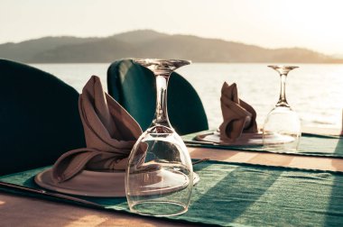 gün batımında plaj restoranında masa seti