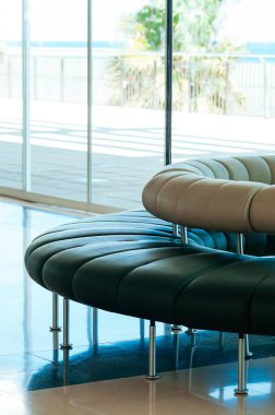 geniş lobide deri kanepe