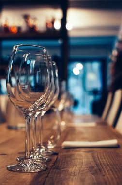 Şarap tatmak için bardaklar.