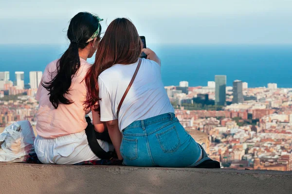 Niedliche Mädchen, genießen Barcelona von oben lizenzfreie Stockfotos