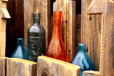 Renkli cam şişeler rafta