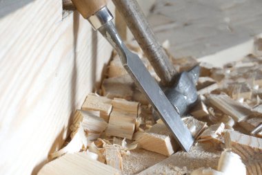 Çekiç ve keski tahtaları üzerinde yalan