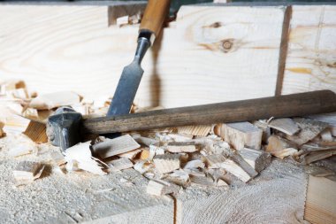 Çekiç ve keski tahtaları üzerinde yalan