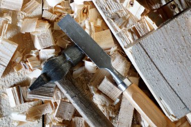 Çekiç ve keski tahtaları üzerinde yalan