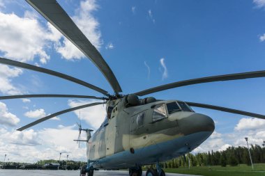 Helikopter yere indi.