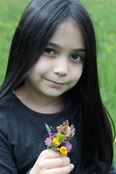Όμορφο Κοριτσάκι Που Ποζάρουν Για Συνεδρία Μπουκέτο Λουλουδιών — Φωτογραφία Αρχείου