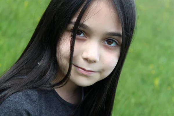 Schöne Kleine Mädchen Posiert Für Sitzung Auf Grünem Gras Hintergrund — Stockfoto