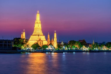 Wat Arun mavi saat
