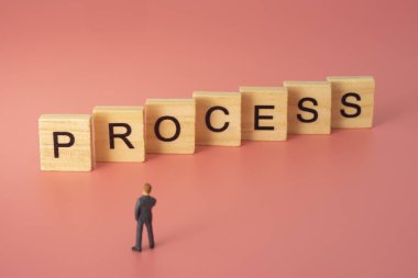 İşlem metni önünde duran bir iş adamı. İş süreci kavramı.