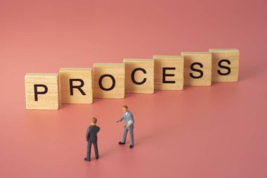 İşlem metni önünde duran bir iş adamı. İş süreci kavramı.