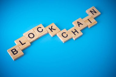 Ahşap ile metin Blockchain düzenleme işçiler.