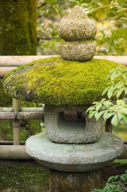 Japon bahçeleri içinde sakin taş lamba