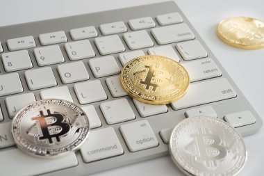 Bilgisayar klavye üzerinde altın Bitcoin Cryptocurrency