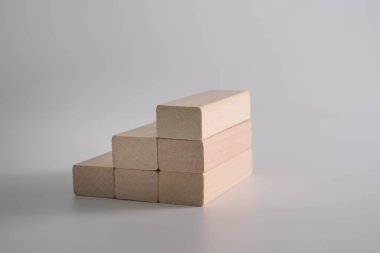 Ahşap blok merdiven gibi dizilmiş. Büyüme süreci için iş konsepti.