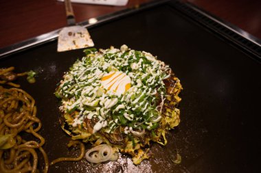 Okonomiyaki, Japonya Pizza gözleme Osaka en sevdiğim yiyecek biridir