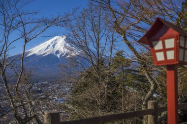 Fuji Dağı ile kırmızı Chureito Pagoda