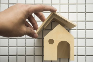 Minyatür ahşap ev inşa el 