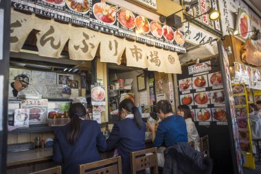 Tokyo, Japonya - 17 Şubat 2017: Tsukiji Pazar geleneği Japon food restoranında yemek yemenin yöre halkı.