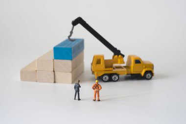 Adım merdiven inşa işadamı ve inşaat işçisi. İş kavramı büyüme başarı süreci için.