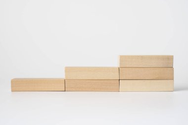 Ahşap blok merdiven gibi dizilmiş. Büyüme süreci için iş konsepti.