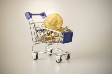 Alışveriş sepeti içinde altın Bitcoin. Bitcoin Cryptocurrency.