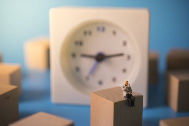 Eski işadamı içme kahve saati arka plan ile rahat. Emeklilik iş kavramı.