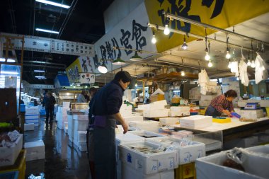 Tokyo, Japonya - 17 Şubat 2017: Tsukiji Balık pazarı. Belgili tanımlık çarşı dünyanın en büyük balık pazarı biridir.
