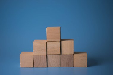 Ahşap blok merdiven gibi dizilmiş. Büyüme süreci için iş konsepti.