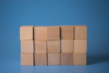 Ahşap blok üzerinde mavi arka plan düzenlenmesi.