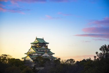 Japonya'nın Osaka Osaka Kalesi güzel gün batımı