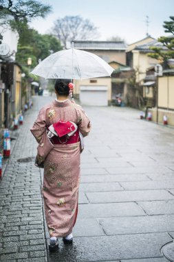 Turist aşınma geleneksel Japon giyim Kimono yürüyüş sokak.