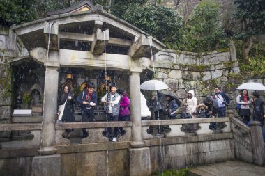 Kyoto, Japonya - 9 Şubat 2017: insanlar kuyruk Kiyomizu dera Tapınağı kutsal su içmek.